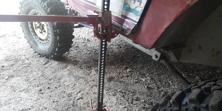Nálož adrenalinu: zážitková jízda v offroad speciálu těžkým terénem