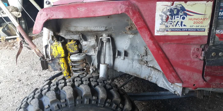 Nálož adrenalinu: zážitková jízda v offroad speciálu těžkým terénem