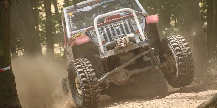 Nálož adrenalinu: zážitková jízda v offroad speciálu těžkým terénem