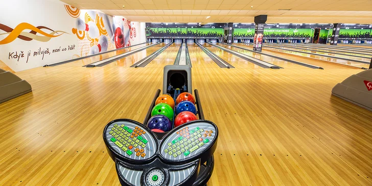 1 nebo 2 hodiny bowlingu až pro 6 osob a k tomu 1 nebo 2 kg klobásek