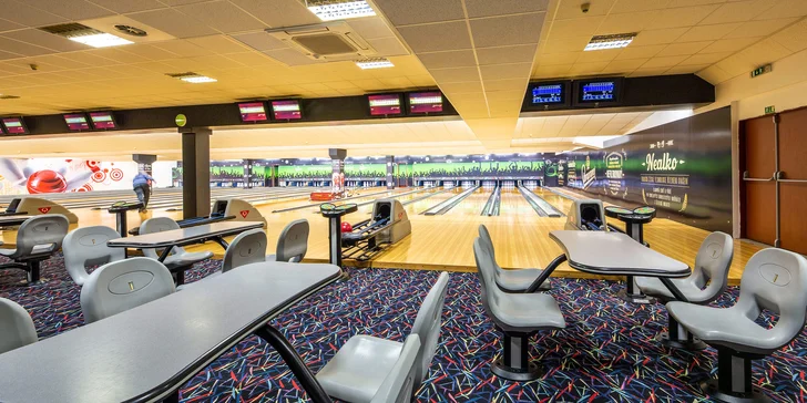 1 nebo 2 hodiny bowlingu až pro 6 osob a k tomu 1 nebo 2 kg klobásek