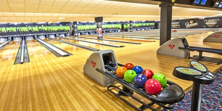 1 nebo 2 hodiny bowlingu až pro 6 osob a k tomu 1 nebo 2 kg klobásek