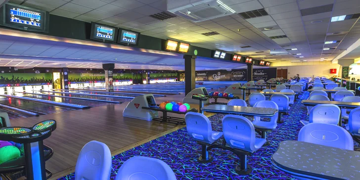 1 nebo 2 hodiny bowlingu až pro 6 osob a k tomu 1 nebo 2 kg klobásek
