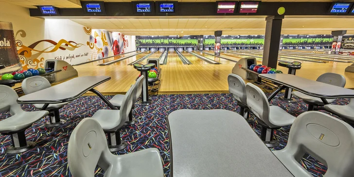1 nebo 2 hodiny bowlingu až pro 6 osob a k tomu 1 nebo 2 kg klobásek
