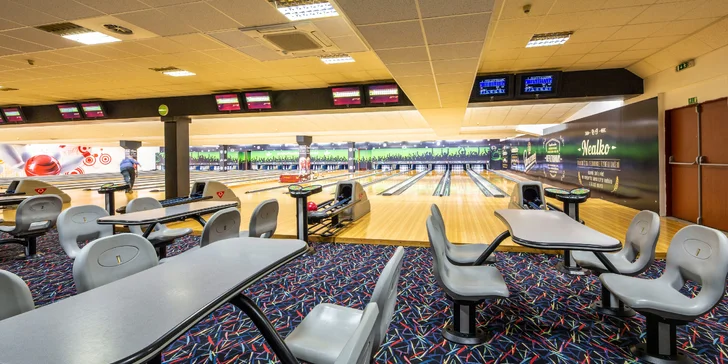 1 nebo 2 hodiny bowlingu na profesionální dráze až pro 8 hráčů