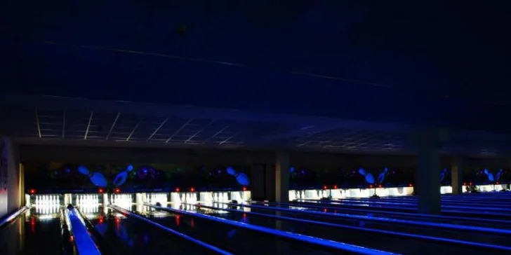 Zábava pro každou partu: bowling až pro 8 osob a 1 nebo 2 kg kuřecích křídel