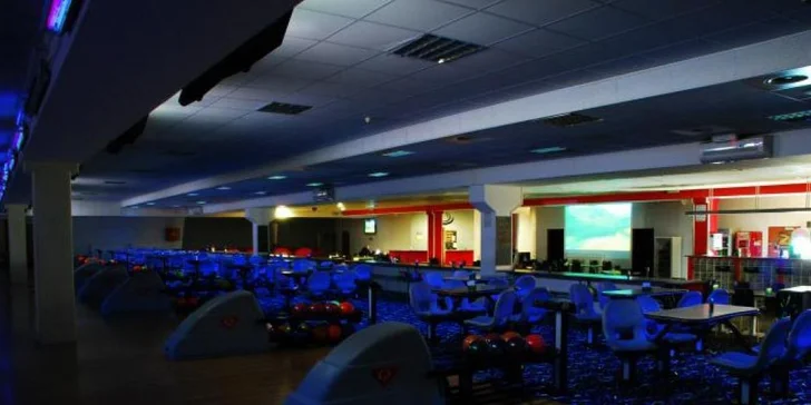 Zábava pro každou partu: bowling až pro 8 osob a 1 nebo 2 kg kuřecích křídel