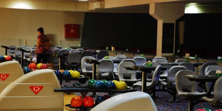 Zábava pro každou partu: bowling až pro 8 osob a 1 nebo 2 kg kuřecích křídel