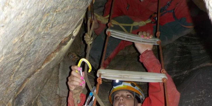 Nejdobrodružnější jeskynní trasa Moravského krasu: 40 m hluboká ferrata v jeskyni