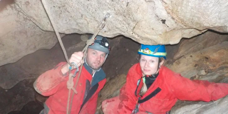 Dobrodružné rande v jeskyni Moravského krasu: privátní sestup do 40 metrů