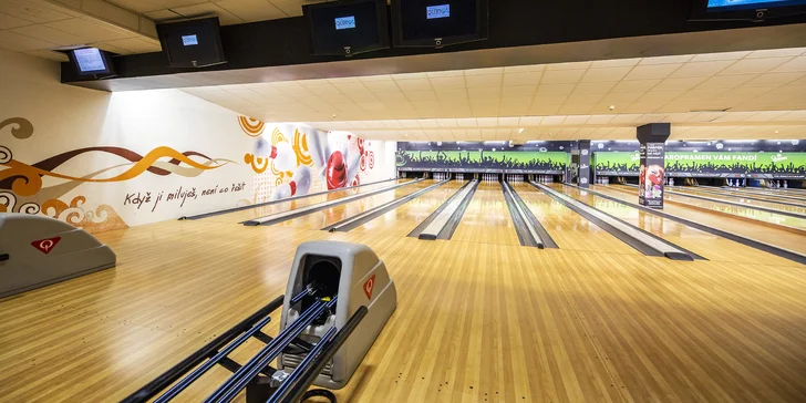 Zábava v BowlingZone: dráha na 2 hodiny až pro 6 hráčů a 1 pizza podle výběru