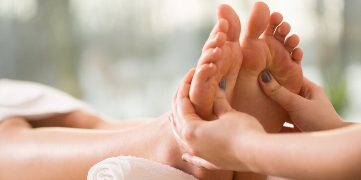 Thajská masáž pro unavené nohy v délce 60 minut včetně uvolnění zad
