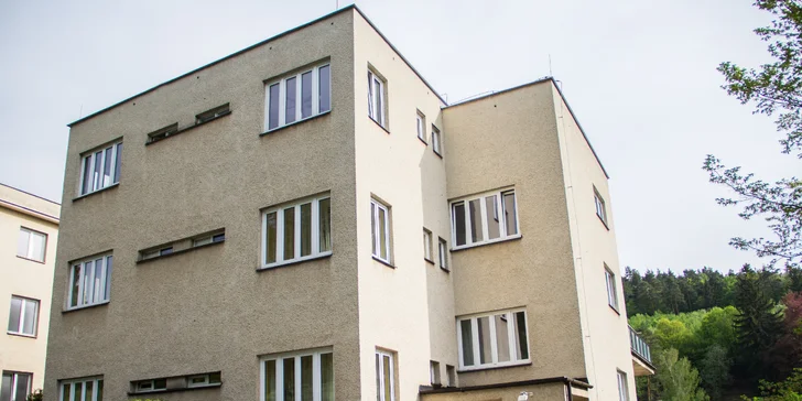 Vila Charleston stojí nedaleko Městské plovárny, kam máte zajištěný hodinový vstup.