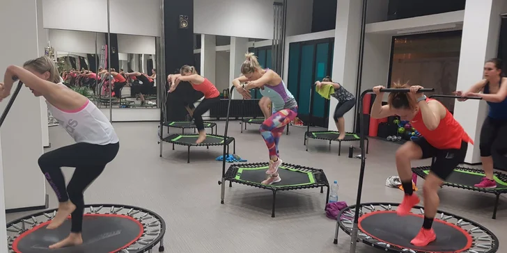 Bavte se a zároveň posilujte tělo: bungee fitness, pole dance nebo trampolínky