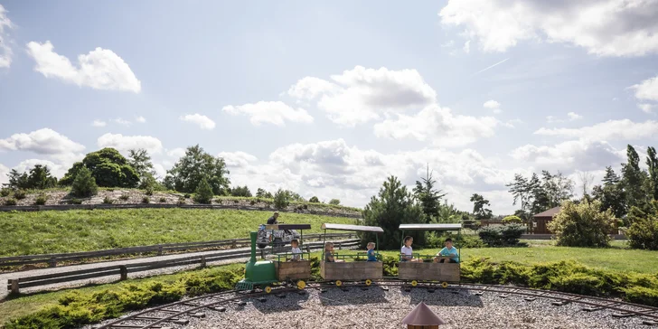 Celodenní vstup do Farmaparku včetně všech atrakcí a kyblík krmení nebo plyšák