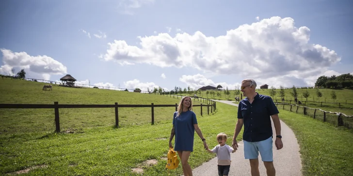 Celodenní vstup do Farmaparku včetně všech atrakcí a kyblík krmení nebo plyšák