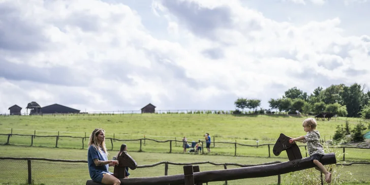 Celodenní vstup do Farmaparku včetně všech atrakcí a kyblík krmení nebo plyšák