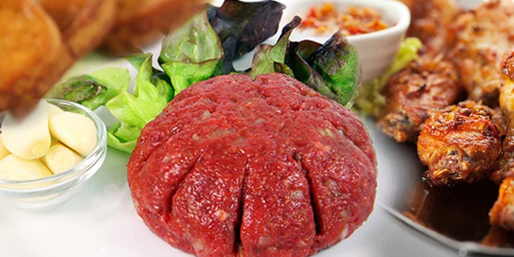 139 Kč za 200g tatarák z pravé svíčkové a neomezené množství topinek. Další varianta vás naláká na 1,5 kg kuřecích křídel na medu!