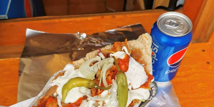 Kebab v tortille či pita chlebu a nápoj na odnos s sebou pro 1 nebo 2 osoby