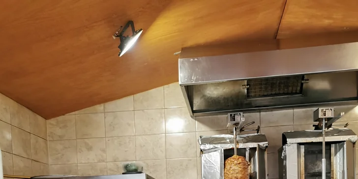 Kebab v tortille či pita chlebu a nápoj na odnos s sebou pro 1 nebo 2 osoby