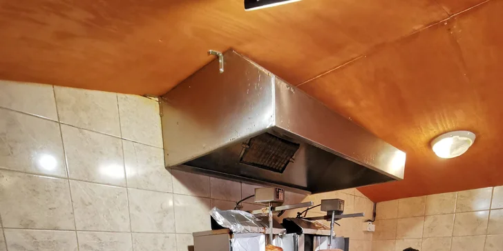 Kebab v tortille či pita chlebu a nápoj na odnos s sebou pro 1 nebo 2 osoby