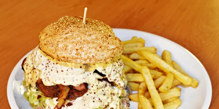 1, 2 nebo 4 burgery s hranolky servírované v malém pivním království