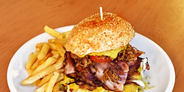 1, 2 nebo 4 burgery s hranolky servírované v malém pivním království