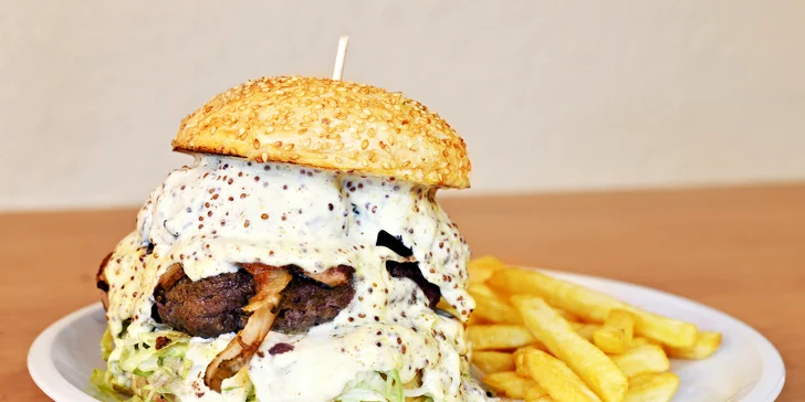 1, 2 nebo 4 burgery s hranolky servírované v malém pivním království