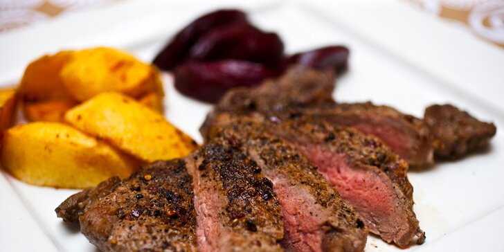 Steak z jakékoliv části amerického býčka, příloha dle výběru, salát a dezert