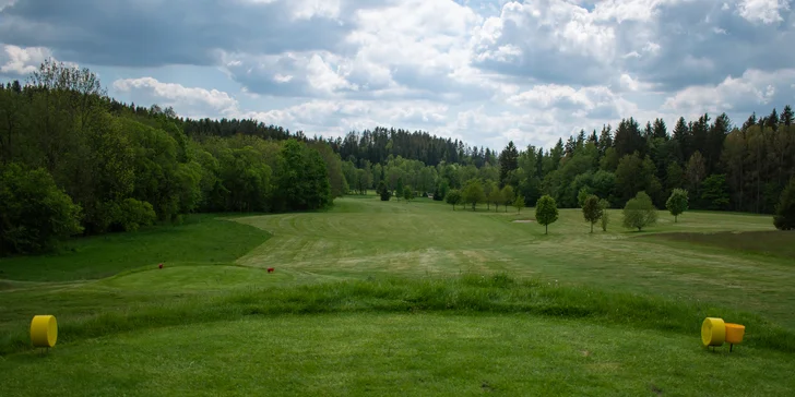 Golf v údolí Chrudimky: green fee na 9 či 18 jamek, driving a košík se 40 míčky ve Svobodných Hamrech