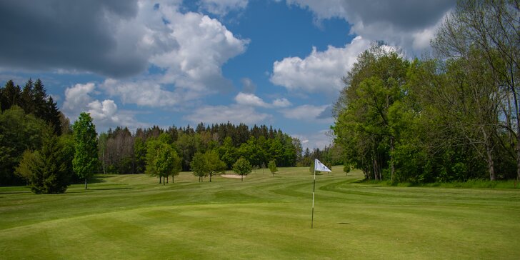 Golf v údolí Chrudimky: green fee na 9 či 18 jamek, driving a košík se 40 míčky ve Svobodných Hamrech