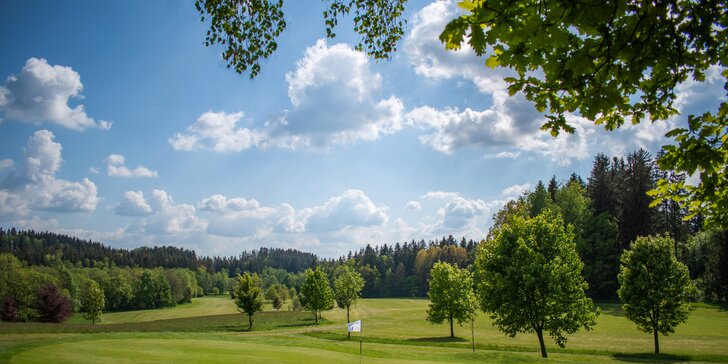 Golf v údolí Chrudimky: vstup na 18jamkové hřiště, driving s míčky i půjčení buggy