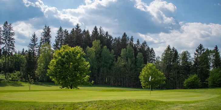 Golf v údolí Chrudimky: green fee na 9 či 18 jamek, driving a košík se 40 míčky ve Svobodných Hamrech