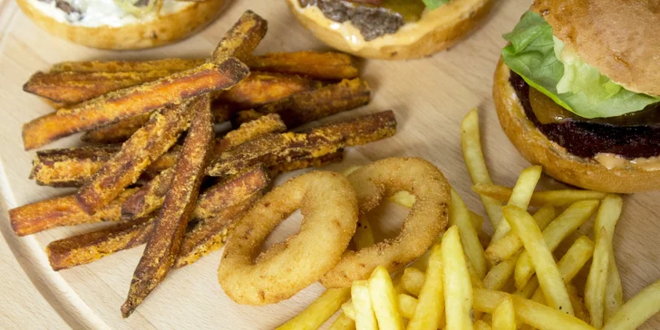 Degustace tří burgerů pro 1 či 2 osoby: chilli, farmářský a řepový, vč. cibulových kroužků a hranolků