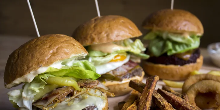Degustace tří burgerů pro 1 či 2 osoby: chilli, farmářský a řepový, vč. cibulových kroužků a hranolků