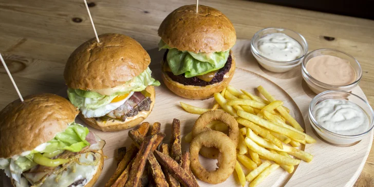 Degustace tří burgerů pro 1 či 2 osoby: chilli, farmářský a řepový, vč. cibulových kroužků a hranolků