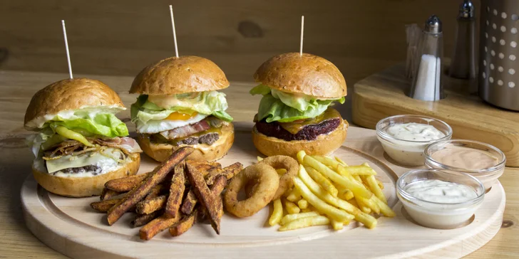 Degustace tří burgerů pro 1 či 2 osoby: chilli, farmářský a řepový, vč. cibulových kroužků a hranolků