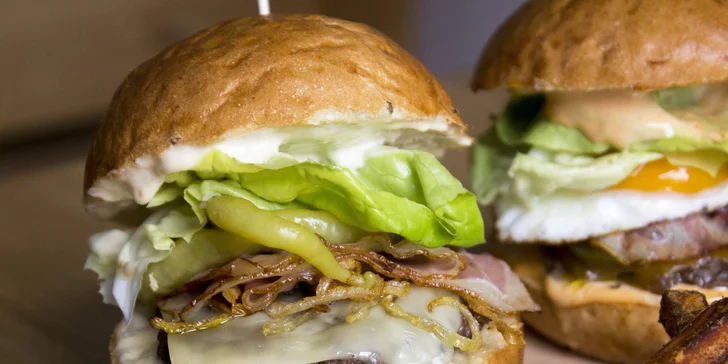 Degustace tří burgerů pro 1 či 2 osoby: chilli, farmářský a řepový, vč. cibulových kroužků a hranolků