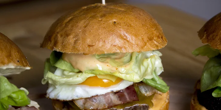Degustace tří burgerů pro 1 či 2 osoby: chilli, farmářský a řepový, vč. cibulových kroužků a hranolků