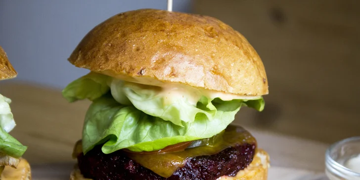Degustace tří burgerů pro 1 či 2 osoby: chilli, farmářský a řepový, vč. cibulových kroužků a hranolků