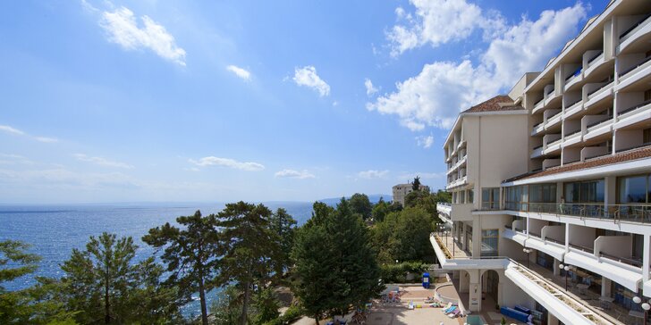 4* pobyt s polopenzí na vyhlášené Opatijské riviéře: hotel s bazény, saunami a soukromou pláží, 2 děti zdarma