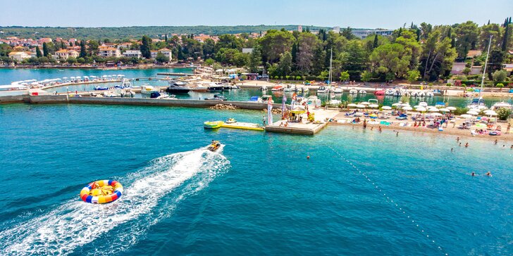 Ostrov Krk: 4* hotel u oblázkové pláže, polopenze, bazén a dítě zdarma, slevy za delší pobyt