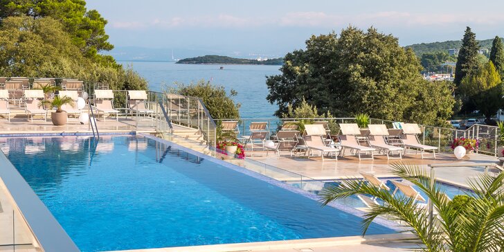 Ostrov Krk: 4* hotel u pláže, polopenze, bazén a až 2 děti do 12 let zdarma