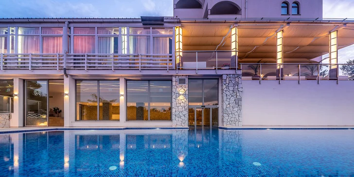 Ostrov Krk: 4* hotel u pláže, polopenze, bazén a až 2 děti do 12 let zdarma