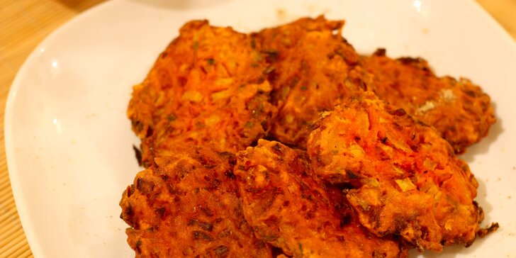 Ochutnejte indii: 8chodové degustační menu pro 2 osoby s kuřecím, jehněčím i vege