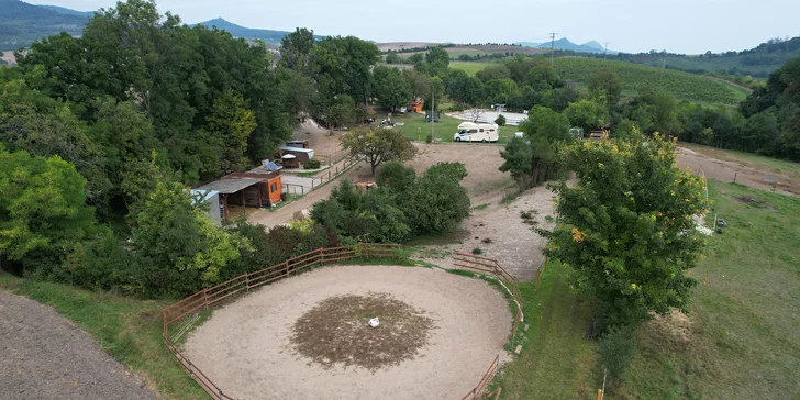 Pobyt se snídaní mezi zvířátky v rančerském karavanu, maringotce nebo chatce s možností vyjížďky na koních