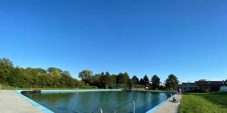 Pobyt se snídaní mezi zvířátky v rančerském karavanu, maringotce nebo chatce s možností vyjížďky na koních