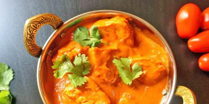 Butter chicken s rýží či naanem, k tomu lassi nebo mangový džus pro 1 i 2 osoby
