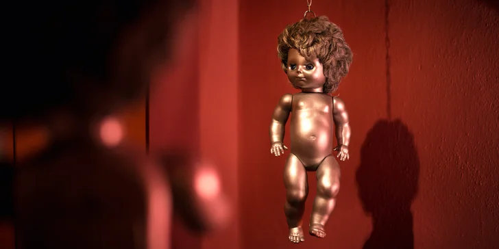 Vše vypadá jako na "naší" planetě Zemi, ale občas se objeví znepokojivý detail...