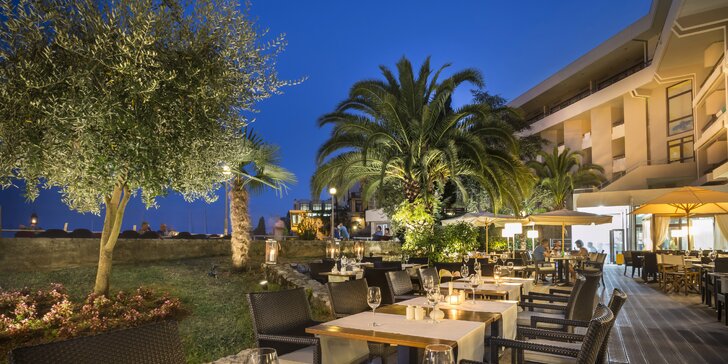 Moderní hotel na pobřeží Istrie: polopenze, sauny i venkovní bazén